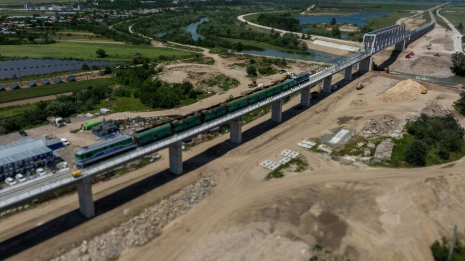 Lucrările la calea ferată București-Giurgiu perturbă transportul: autobuzele înlocuitoare au întârzieri și bilete mai scumpe De luni, 16 martie, ruta directă de tren București-Giurgiu este închisă pentru lucrări de modernizare a căii ferate, pe lotul II