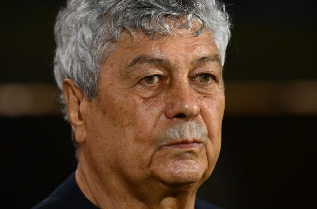 MIRCEA Lucescu, INTERNAT DE URGENȚĂ LA SPITAL DUPĂ O PROBLEMA CARDIACĂ Selecționerul echipei naționale de fotbal a României, Mircea Lucescu, a fost transportat duminică la spital, după ce i s-a făcut rău înaintea antrenamentului