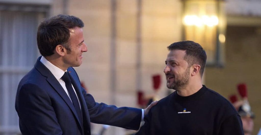 Macron și Zelenski se întâlnesc la Paris pentru a discuta despre intensificarea presiunii asupra Rusiei Președintele francez, Emmanuel Macron, îl va primi vineri la Paris pe omologul său ucrainean, Volodimir Zelenski, pentru discuții privind, printre altele, consolidarea eforturilor de a exercita presiune asupra Rusiei, pe fondul conflictului prelungit