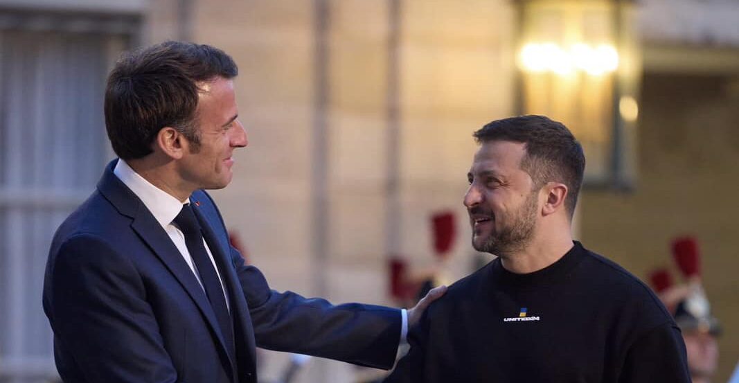 Macron și Zelenski se întâlnesc la Paris pentru a discuta despre intensificarea presiunii asupra Rusiei Președintele francez, Emmanuel Macron, îl va primi vineri la Paris pe omologul său ucrainean, Volodimir Zelenski, pentru discuții privind, printre altele, consolidarea eforturilor de a exercita presiune asupra Rusiei, pe fondul conflictului prelungit