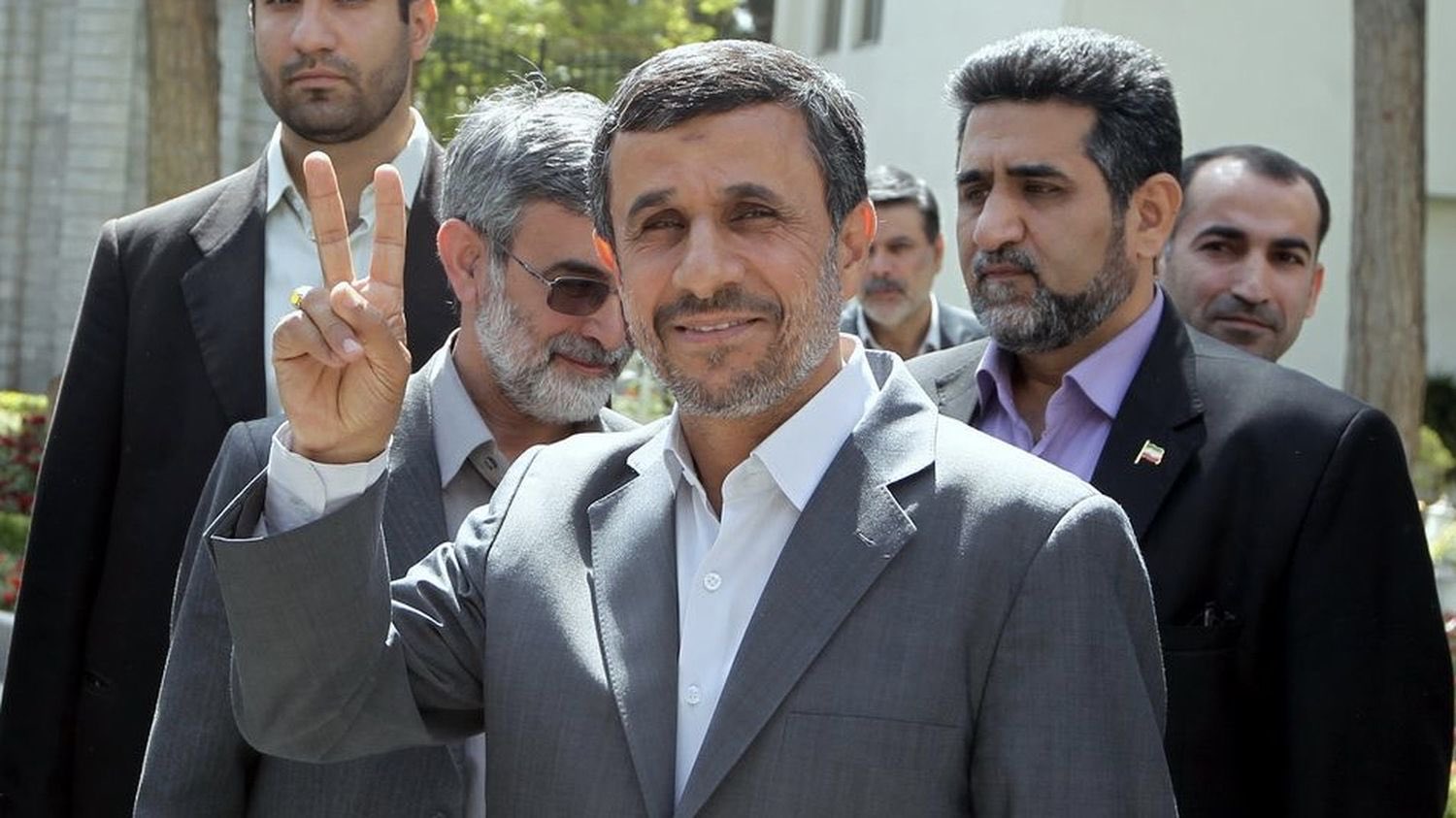 Lovitură în apropierea locuinței lui Ahmadinejad, pe fondul știrilor despre Khamenei În timp ce lumea afla despre asasinarea liderului suprem iranian Ali Khamenei, o veste mai puțin mediatizată raporta o explozie în apropierea locuinței fostului președinte Mahmoud Ahmadinejad