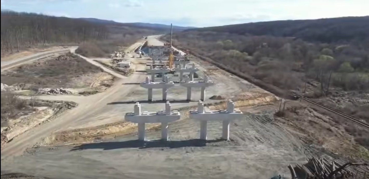 Autostrada Lugoj-Deva: Secțiunea Margina-Holdea avansează la 56% Lucrările de pe secțiunea Margina-Holdea a Autostrăzii Lugoj-Deva (A1) au atins un stadiu fizic de 56%, conform anunțului făcut de Cristian Pistol, directorul general al CNAIR