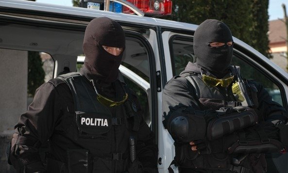 Descinderi spectaculoase în Timișoara: Clanul Cîrpaci, vizat de autoritățile germane Polițiștii de la Crimă Organizată, alături de procurorii DIICOT, au efectuat joi o serie de percheziții în județul Timiș, vizând proprietățile clanului Cîrpaci