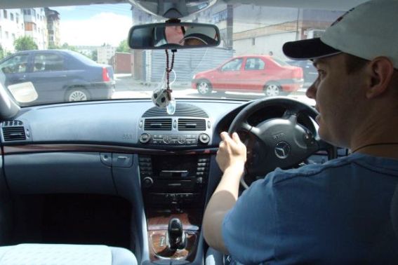 Amenzi pentru șoferii cu volan pe dreapta: Poliția Rutieră, la control Poliția Rutieră a aplicat amenzi unui număr de aproape 600 de șoferi care conduceau autovehicule cu volanul pe partea dreaptă, conform unui comunicat recent