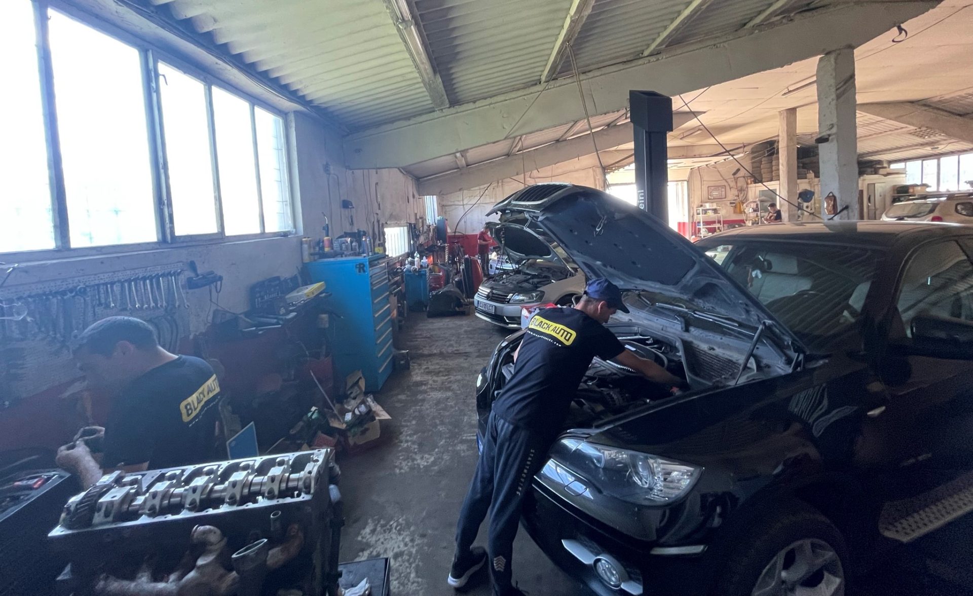 Zgomote suspecte la mașină? Cum identifici problema la rulare Un zgomot persistent la rulare, care se accentuează sau dispare în timpul virajelor, poate fi semnul unei defecțiuni la autovehicul
