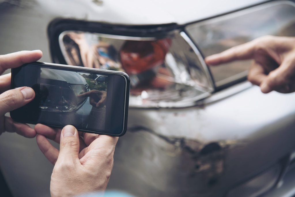 Accident în parcare: Ce faci dacă lovești o mașină și proprietarul nu este de față Un incident minor într-o parcare, soldat cu avarii ușoare, poate genera o serie de întrebări pentru șoferul vinovat