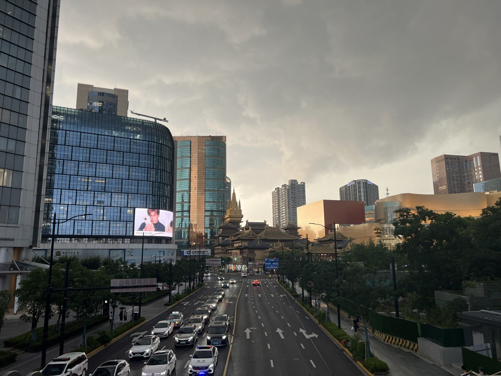 China pune frână scumpirii carburanților, pe fondul tensiunilor din Orientul Mijlociu Autoritățile chineze vor limita majorarea prețurilor la benzină și motorină, ca urmare a creșterii prețului țițeiului pe piața globală, determinată de instabilitatea din Orientul Mijlociu