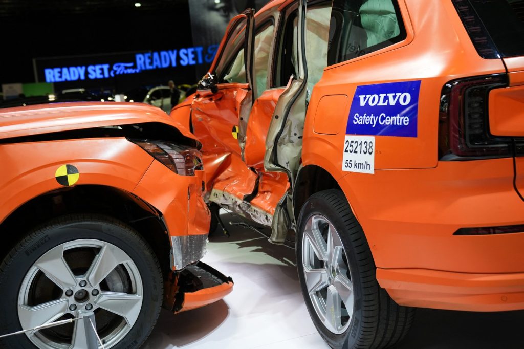 Volvo extinde vânzările în Europa cu ajutorul brandului Lynk & Co Volvo intenționează să își extindă prezența pe piața europeană prin găzduirea modelelor Lynk & Co în showroom-urile sale existente