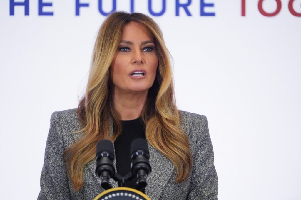 Mirabela Grădinaru, prezentă la summitul internațional de educație organizat de melania trump Mirabela Grădinaru, reprezentanta României, a participat la un summit internațional dedicat educației, organizat de Melania Trump
