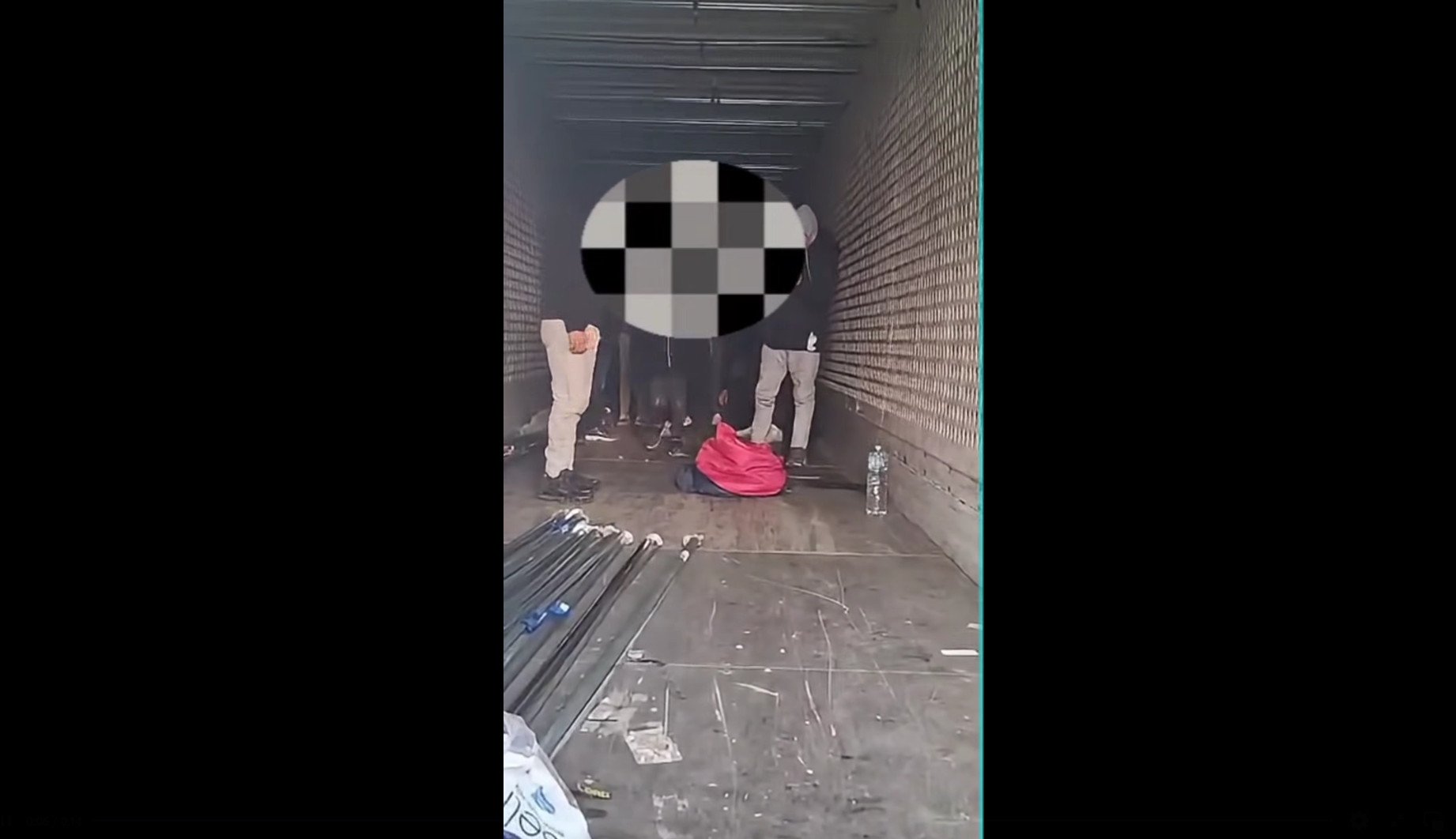 Nouă migranți egipteni, printre care și copii, descoperiți într-un camion pe A1 Un adult și opt minori, cetățeni egipteni, au fost găsiți ascunși într-un camion pe Autostrada A1, în apropiere de Dâmbovița, sâmbătă, de către jandarmi