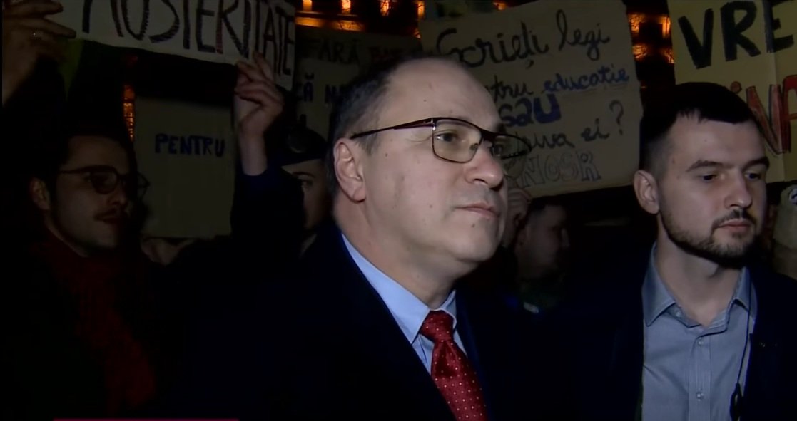 Studenții protestează în Piața Victoriei, cerând fonduri pentru educație București, 30 martie 2024 – Studenții din Alianța Națională a Organizațiilor Studențești din România (ANOSR) au organizat sâmbătă un protest în Piața Victoriei, atrăgând atenția asupra necesității finanțării adecvate a sistemului de învățământ superior