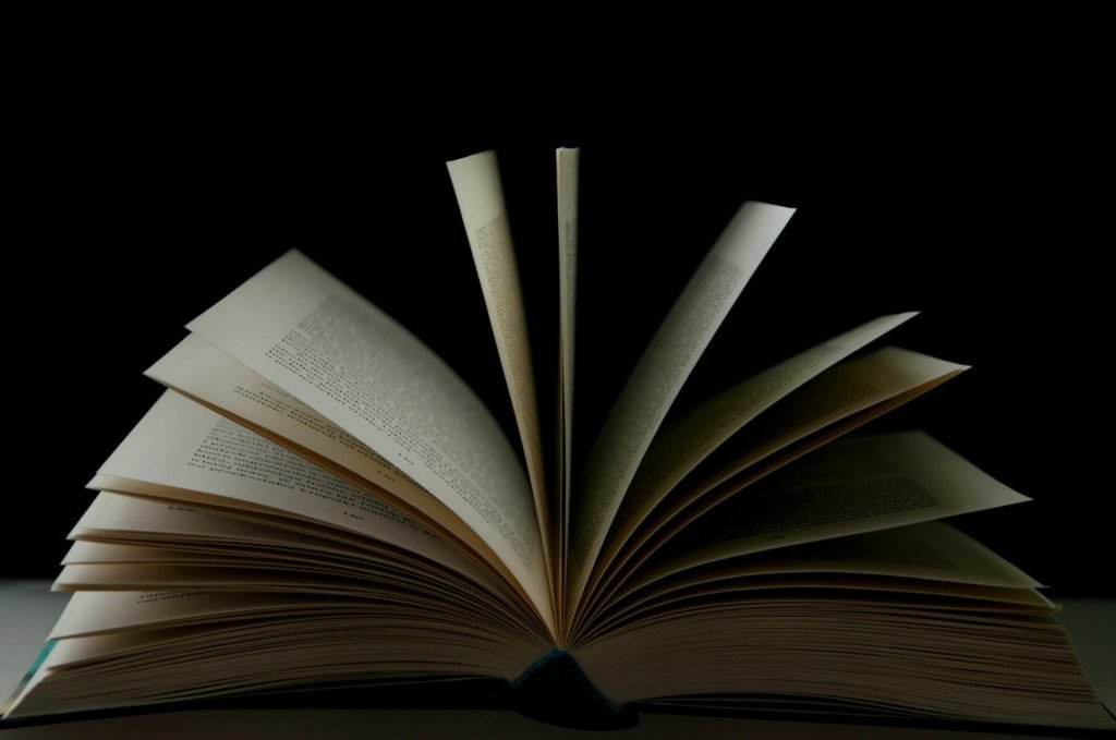 Scriitori de renume protestează împotriva utilizării operelor lor de către companiile de inteligență artificială Aproximativ 10.000 de autori, printre care nume mari ale literaturii contemporane, precum Kazuo Ishiguro, Philippa Gregory și Richard Osman, au lansat o carte colectivă „goală” în semn de protest față de companiile de inteligență artificială (AI)