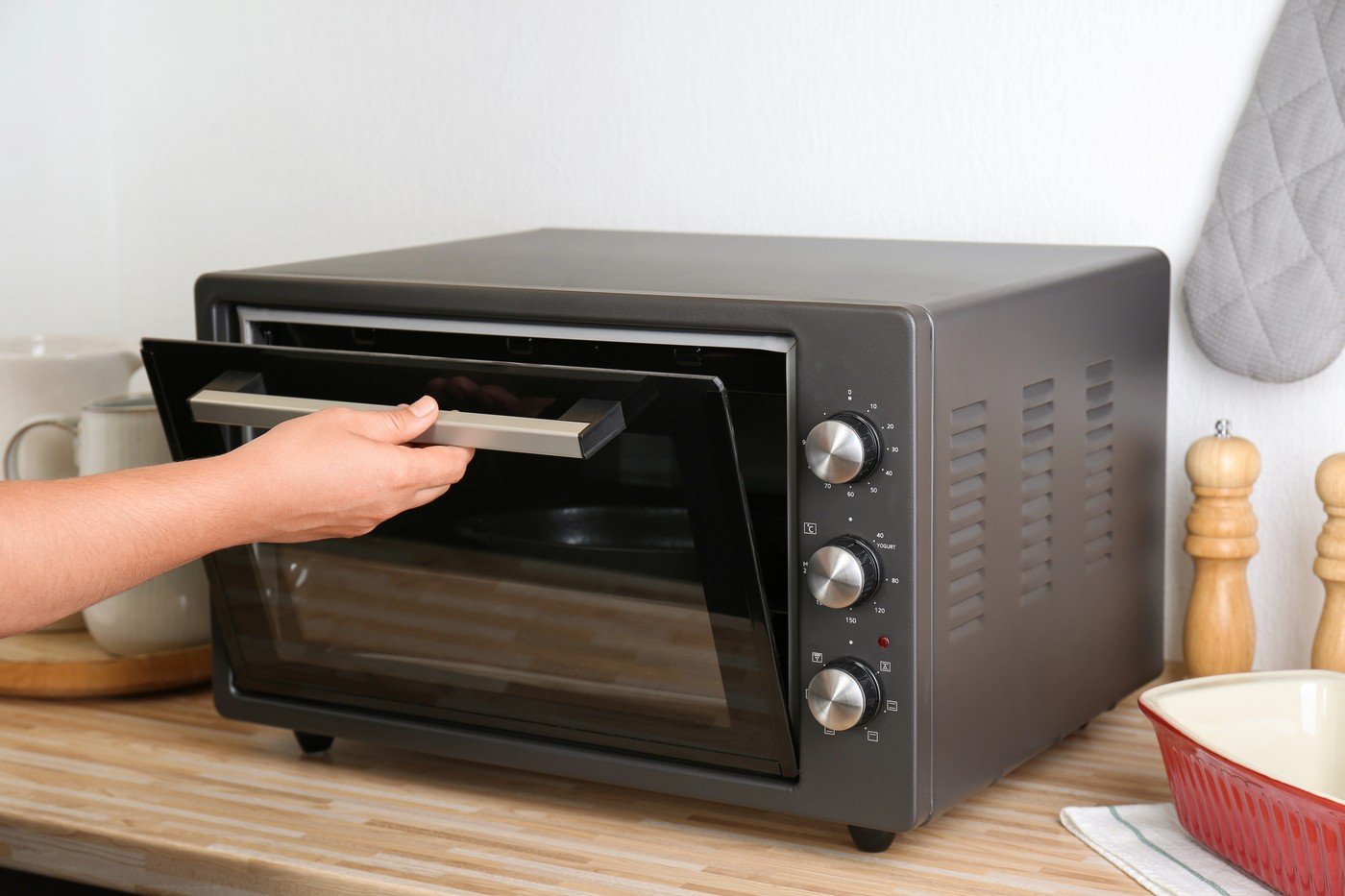Cum să-ți cureți mini-cuptorul electric: Ghid practic pentru o funcționare optimă Un mini-cuptor curat nu doar arată mai bine, ci și funcționează mai eficient