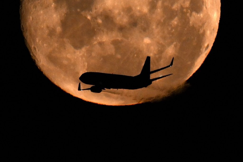 Misterul magnetismului lunar: De ce unele roci de pe Lună au avut un câmp magnetic puternic Un nou studiu realizat de cercetători de la Universitatea Oxford oferă o perspectivă inedită asupra magnetismului misterios detectat în unele roci lunare