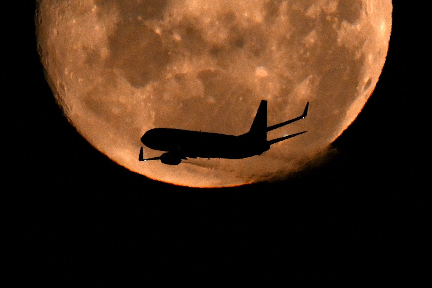 Misterul magnetismului lunar: De ce unele roci de pe Lună au avut un câmp magnetic puternic Un nou studiu realizat de cercetători de la Universitatea Oxford oferă o perspectivă inedită asupra magnetismului misterios detectat în unele roci lunare