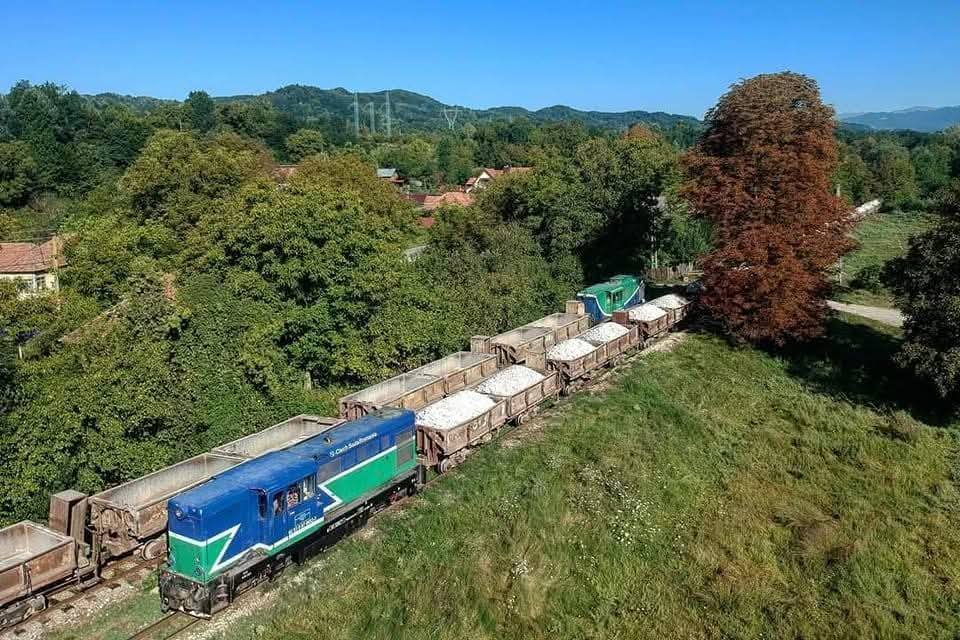 Mocănița de la Costești, un pas spre revigorare turistică: Planuri pentru reabilitarea parțială Un investitor privat și-a exprimat intenția de a transforma o porțiune din vechea cale ferată a Mocăniței, care lega Costești de platforma chimică din Râmnicu Vâlcea, într-o atracție turistică
