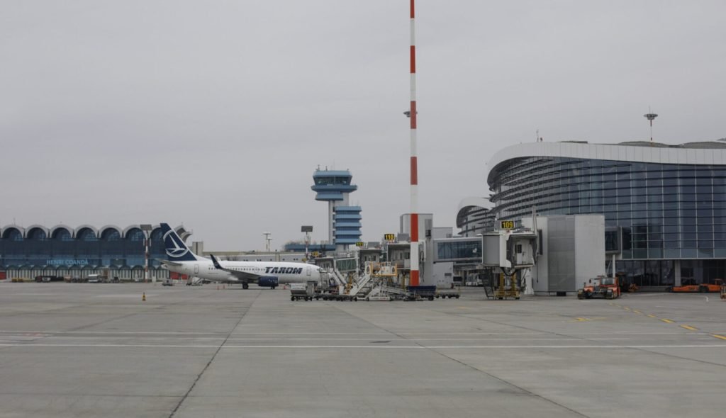 Modernizarea pistei 1 de pe Aeroportul Otopeni: 12 oferte depuse, investiție de 106 milioane de euro Un număr de 12 oferte au fost depuse în cadrul licitației pentru modernizarea Pistei 1 a Aeroportului Internațional „Henri Coandă” din Otopeni