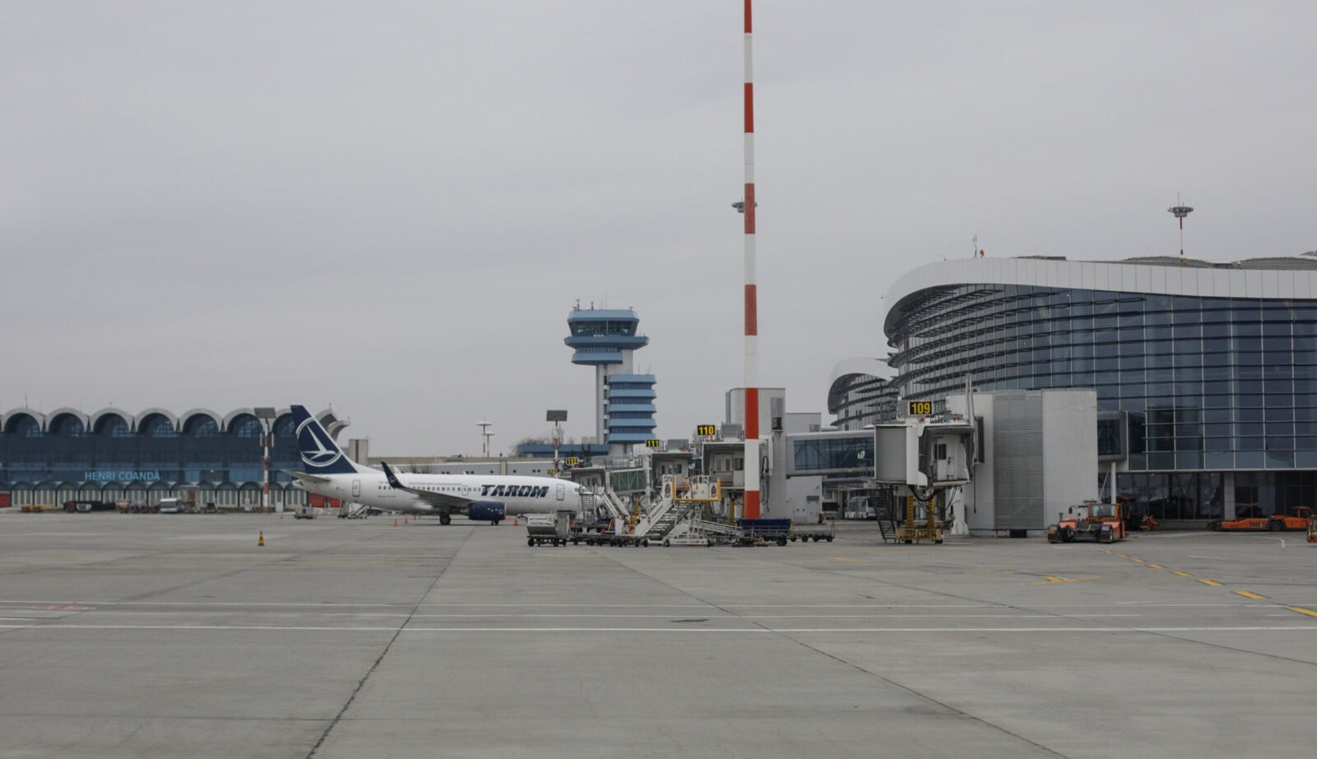 Modernizarea pistei 1 de pe Aeroportul Otopeni: 12 oferte depuse, investiție de 106 milioane de euro Un număr de 12 oferte au fost depuse în cadrul licitației pentru modernizarea Pistei 1 a Aeroportului Internațional „Henri Coandă” din Otopeni