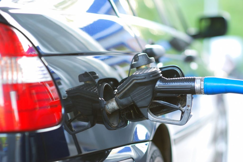 De ce scăderea prețului petrolului nu se traduce imediat în ieftiniri la pompă În ciuda fluctuațiilor de pe piața internațională, prețul motorinei la pompă nu va scădea imediat