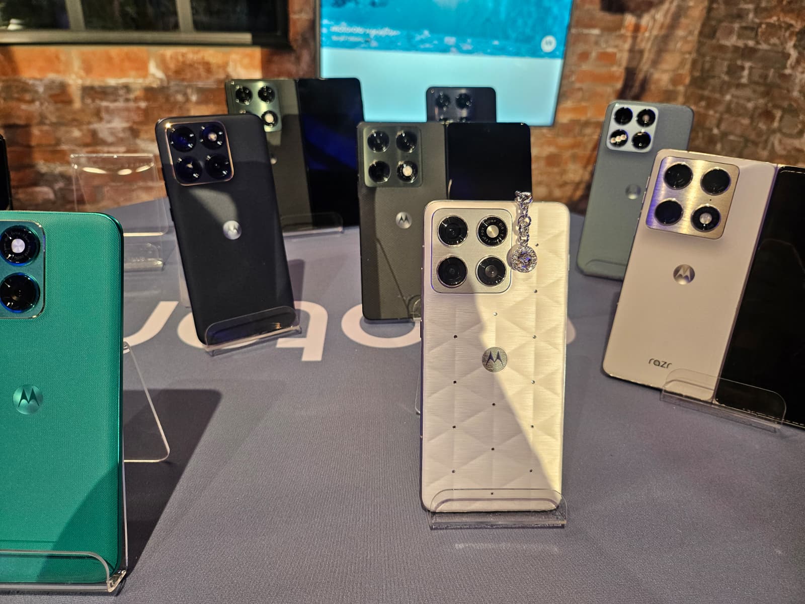 Motorola pune accent pe autenticitate într-o nouă campanie de promovare Motorola lansează o campanie de promovare îndrăzneață, concentrată pe capacitățile foto ale noului model de telefon