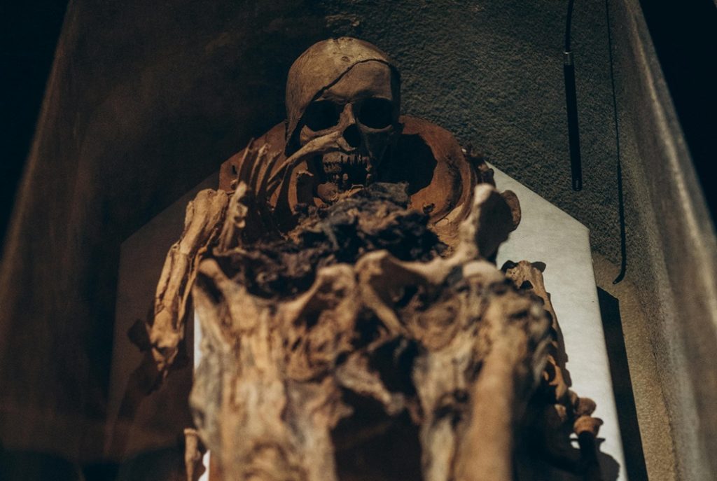 Mumiile din Asia: O descoperire ce rescrie istoria practicilor funerare O descoperire arheologică recentă, adusă în atenția publicului de agenția Xinhua, scoate la iveală o practică funerară surprinzătoare, mult mai veche decât se credea