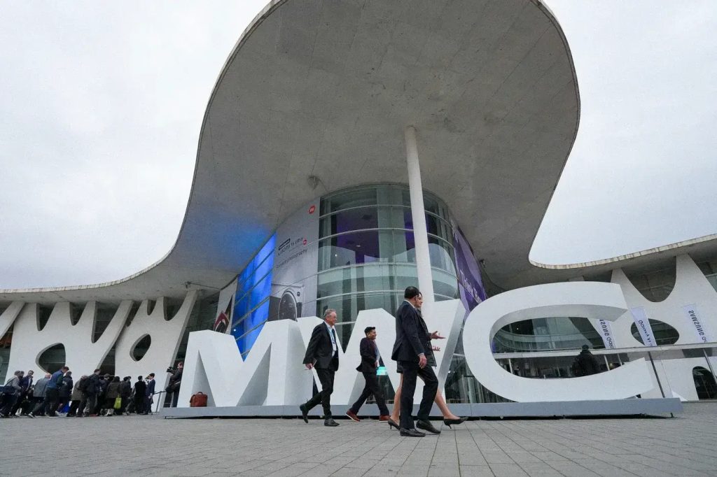 AMD vrea să transforme PC-ul într-o platformă centrală pentru inteligența artificială Gigantul de procesoare AMD a prezentat la Mobile World Congress (MWC) 2026 o serie de inițiative menite să aducă inteligența artificială (AI) mai aproape de utilizatori, concentrându-se pe integrarea acesteia direct în PC-uri
