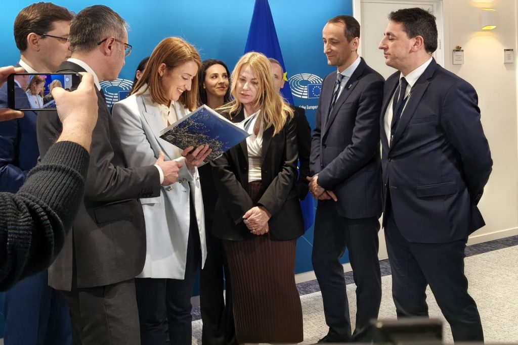 CORESPONDENȚĂ DIN BRUXELLES Nadia Comăneci, onorată la Bruxelles în anul care marchează performanța istorică de la Montreal » Marea gimnastă, cadou inedit pentru președinta Parlamentului European