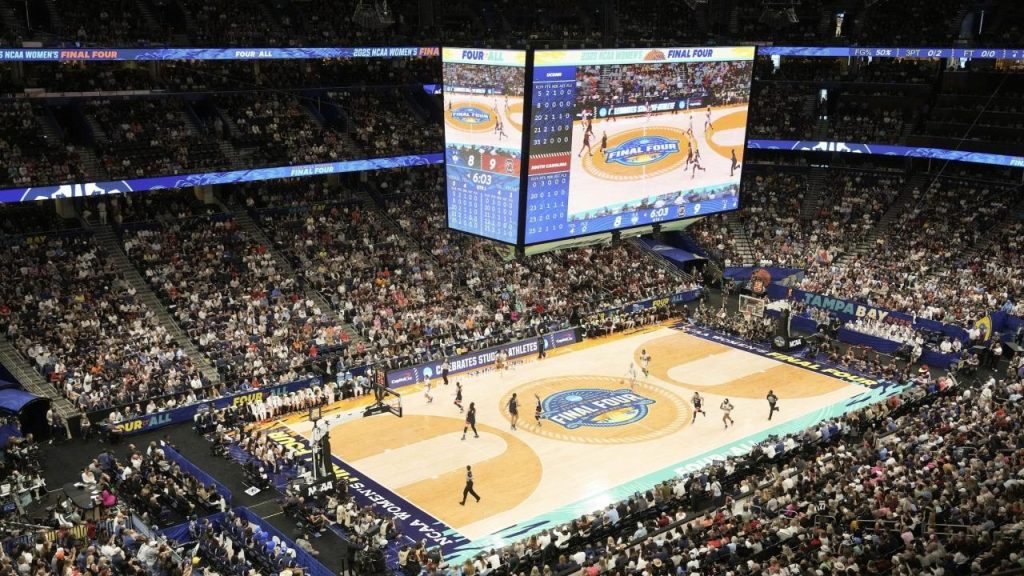 Maratonul March Madness feminin își dezvăluie programul pentru 2026 Bucurie mare pentru fanii baschetului universitar feminin: bracket-ul pentru turneul NCAA din 2026 a fost anunțat oficial pe 15 martie, iar competiția promite emoții puternice, începând cu 18 martie