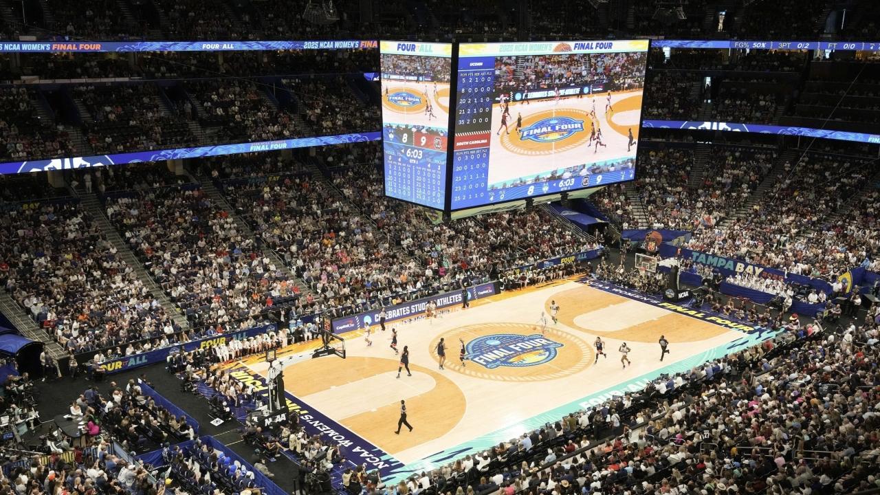 Maratonul March Madness feminin își dezvăluie programul pentru 2026 Bucurie mare pentru fanii baschetului universitar feminin: bracket-ul pentru turneul NCAA din 2026 a fost anunțat oficial pe 15 martie, iar competiția promite emoții puternice, începând cu 18 martie