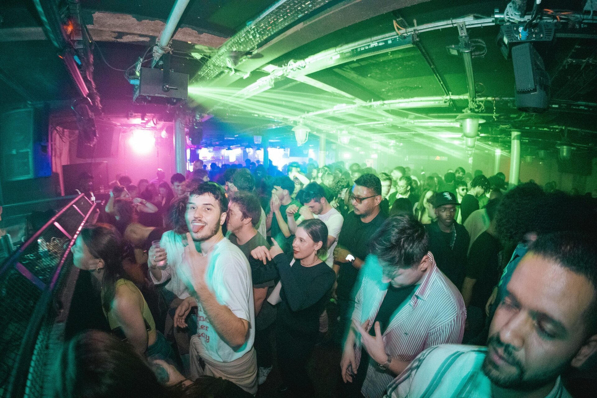 Tineri din Generația Z: Consumul excesiv de alcool, o problemă majoră Un studiu recent realizat de University College London (UCL) arată o creștere îngrijorătoare a consumului excesiv de alcool în rândul tinerilor adulți din Generația Z