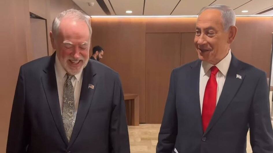 Netanyahu dezminte speculațiile privind moartea sa, într-o înregistrare video Premierul israelian Benjamin Netanyahu a intervenit pentru a pune capăt zvonurilor care circulau pe rețelele de socializare, legate de presupusa sa moarte