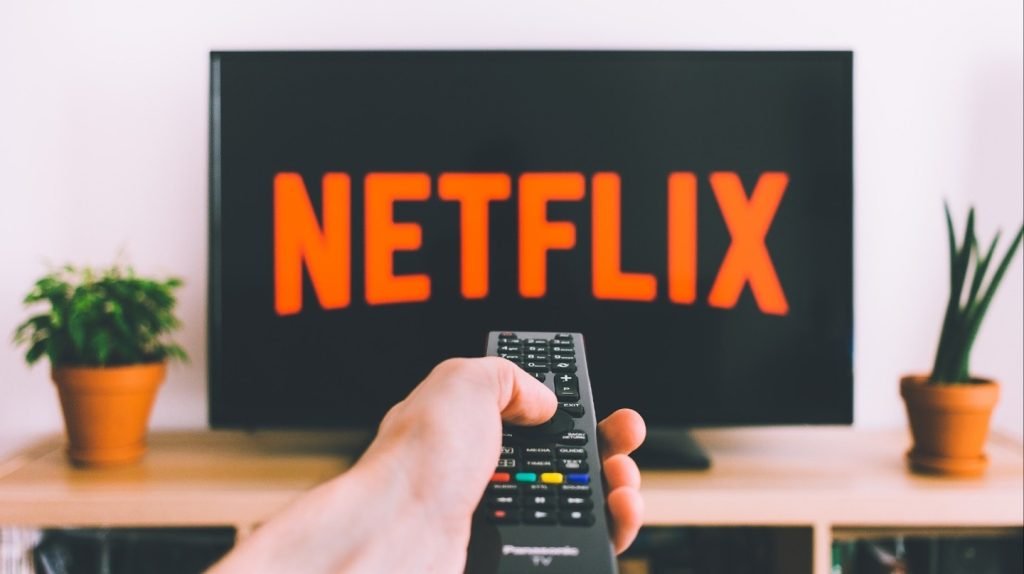 Cum să găsești filme bune pe Netflix fără să pierzi o eternitate Platforma de streaming Netflix este o sursă inepuizabilă de filme și seriale, dar volumul imens de conținut poate transforma simpla alegere a unui film într-o adevărată provocare