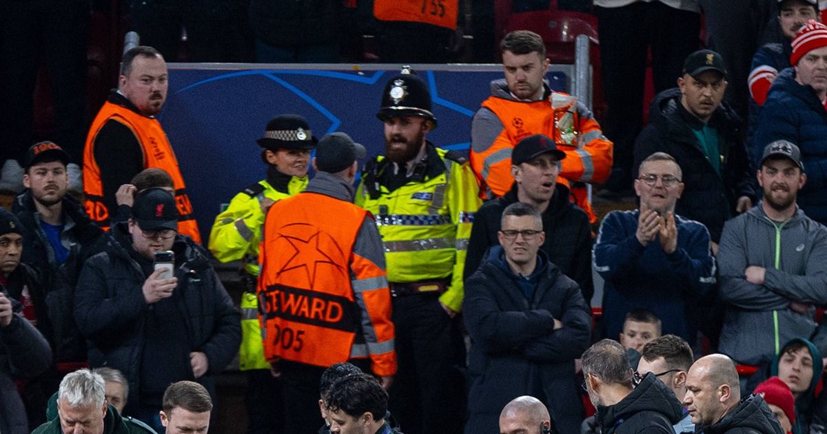Accidentare Șocantă în Liverpool – Galatasaray: Noa Lang, transportat de urgență la spital Liverpool a învins Galatasaray cu 4-0 (4-1 la general) într-un meci din optimile Ligii Campionilor, dar victoria a fost umbrită de o accidentare teribilă