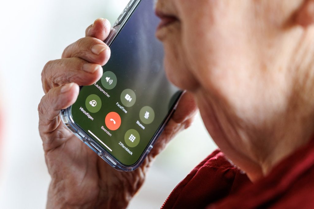 Atenție la telefoane: o nouă schemă de fraudă vizează românii O nouă metodă de înșelăciune, detectată inițial în Germania, țintește cetățenii prin apeluri telefonice
