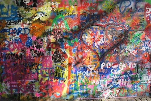 Ciucu invită artiștii de grafitti să colaboreze pentru crearea de spații dedicate în București Primarul general al Capitalei, Ciprian Ciucu, lansează un apel către creatorii de grafitti din București, propunând o colaborare pentru identificarea și amenajarea unor suprafețe urbane destinate artei stradale