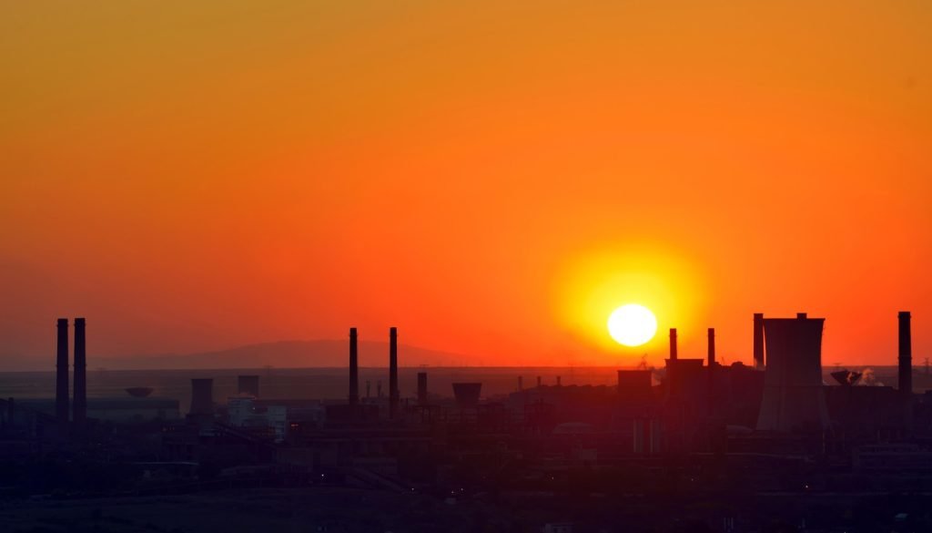 Galațiul, lovit puternic de criza industriei: Șomaj record și viitor incert pentru mii de angajați Galațiul se confruntă cu o criză economică majoră, cu repercusiuni puternice asupra locuitorilor și a întregii regiuni