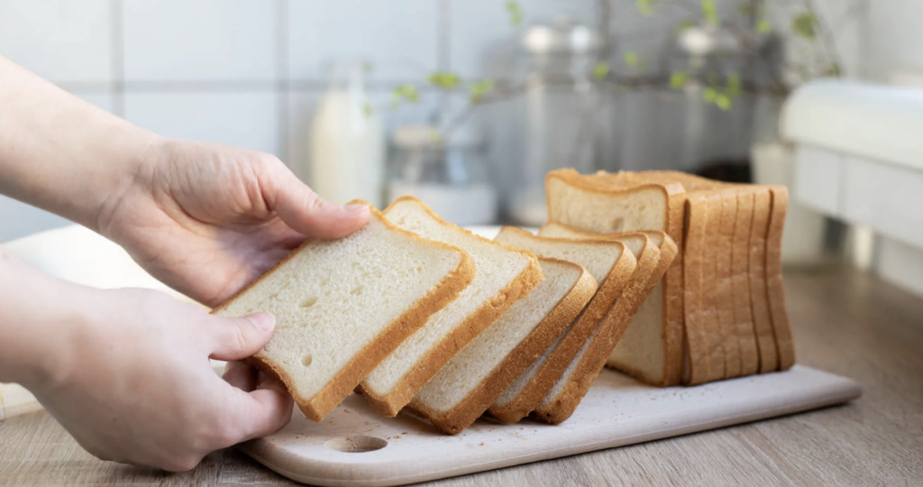 Pâinea feliată: Comoditate cu prețul unor compromisuri nutritive? Pâinea feliată, omniprezentă în magazine și un simbol al ritmului alert al vieții moderne, prezintă o serie de provocări din punct de vedere nutrițional, conform specialiștilor