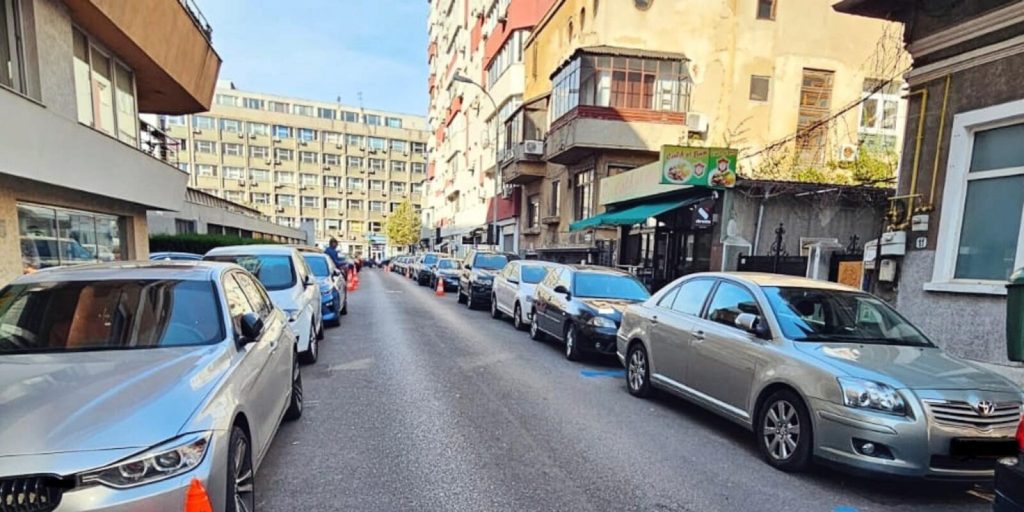 Parcarea gratuită pentru mașinile electrice și hibride, pe punctul de a dispărea în București Primăria Capitalei a lansat în dezbatere publică un proiect de hotărâre care vizează eliminarea parcării gratuite pentru autoturismele electrice și hibride în București