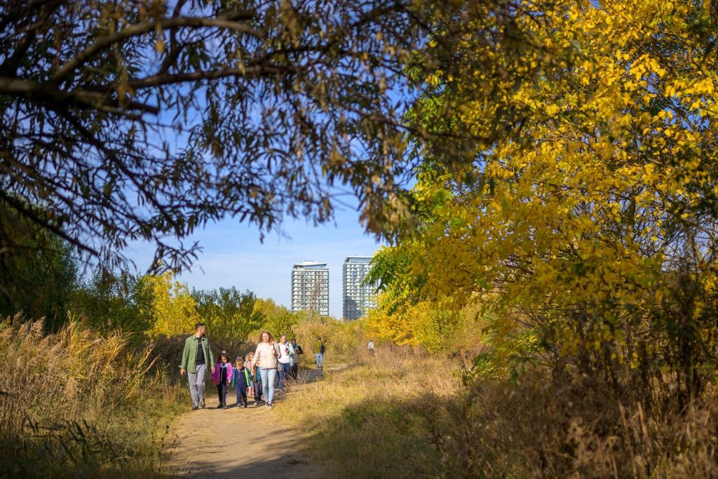 Ghid pentru Săptămâna Verde: Asociația Parcul Natural București lansează un instrument util pentru profesori și elevi Asociația Parcul Natural București (APNB) a lansat un ghid practic dedicat profesorilor și elevilor, pentru a facilita organizarea Săptămânii Verzi în școli