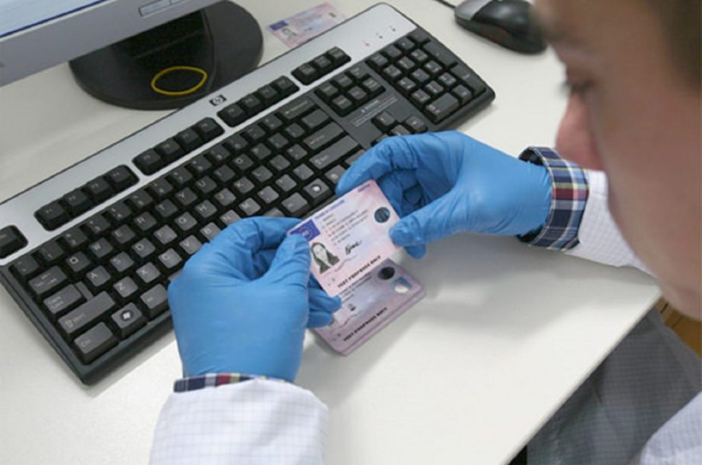 Noi reguli pentru șoferii cu permisul suspendat: Achitarea amenzilor, condiție obligatorie Din 27 martie, intră în vigoare o serie de măsuri menite să consolideze capacitatea financiară a primăriilor, cu impact direct asupra șoferilor aflați în situația de a avea permisul de conducere suspendat