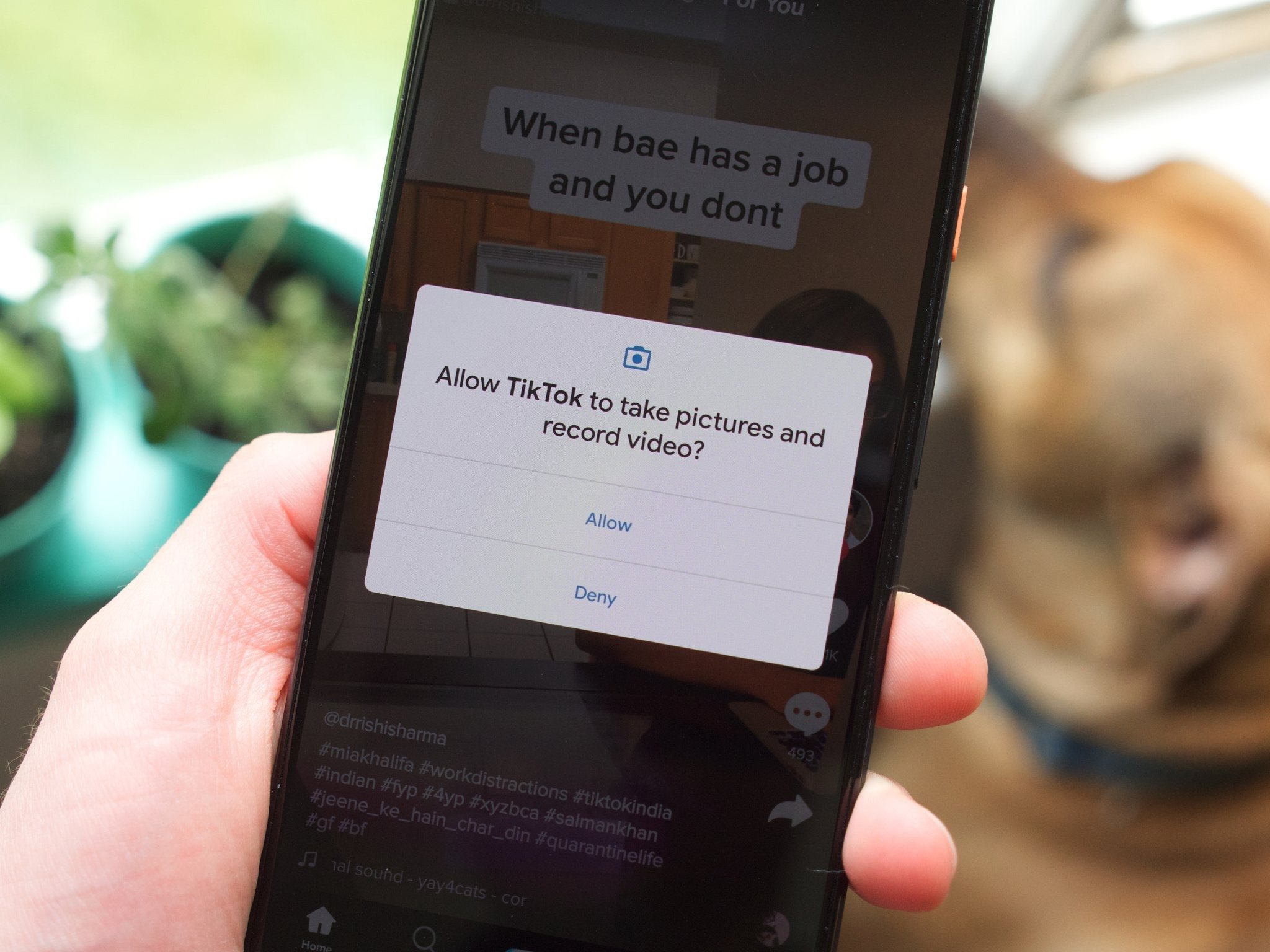 Android: Cum îți protejezi datele personale de aplicațiile suspecte Utilizatorii de telefoane cu sistem de operare Android sunt sfătuiți să verifice și, eventual, să restricționeze permisiunile acordate aplicațiilor instalate pentru a împiedica accesul neautorizat la datele personale