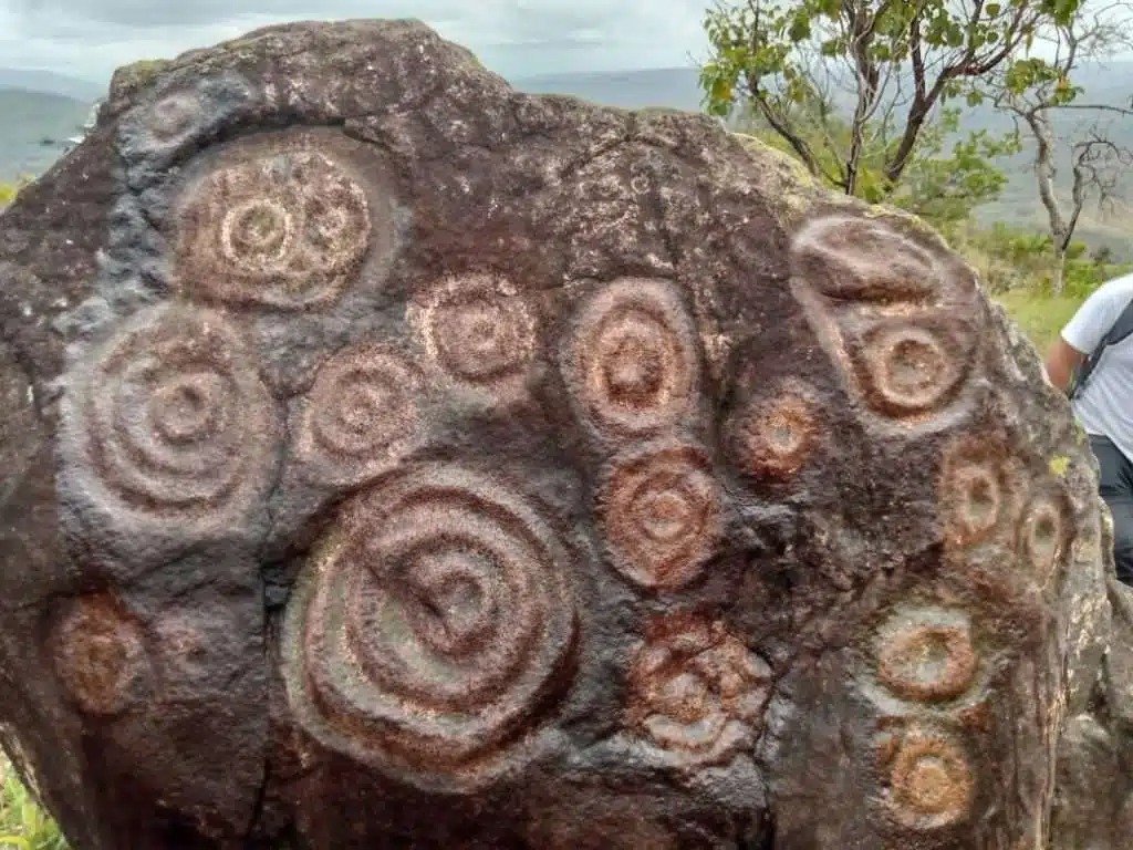 Descoperire arheologică majoră: o piatră sculptată dezvăluie mii de ani de istorie O descoperire arheologică de importanță majoră a fost făcută recent, scoțând la lumină o piatră sculptată care datează de mii de ani
