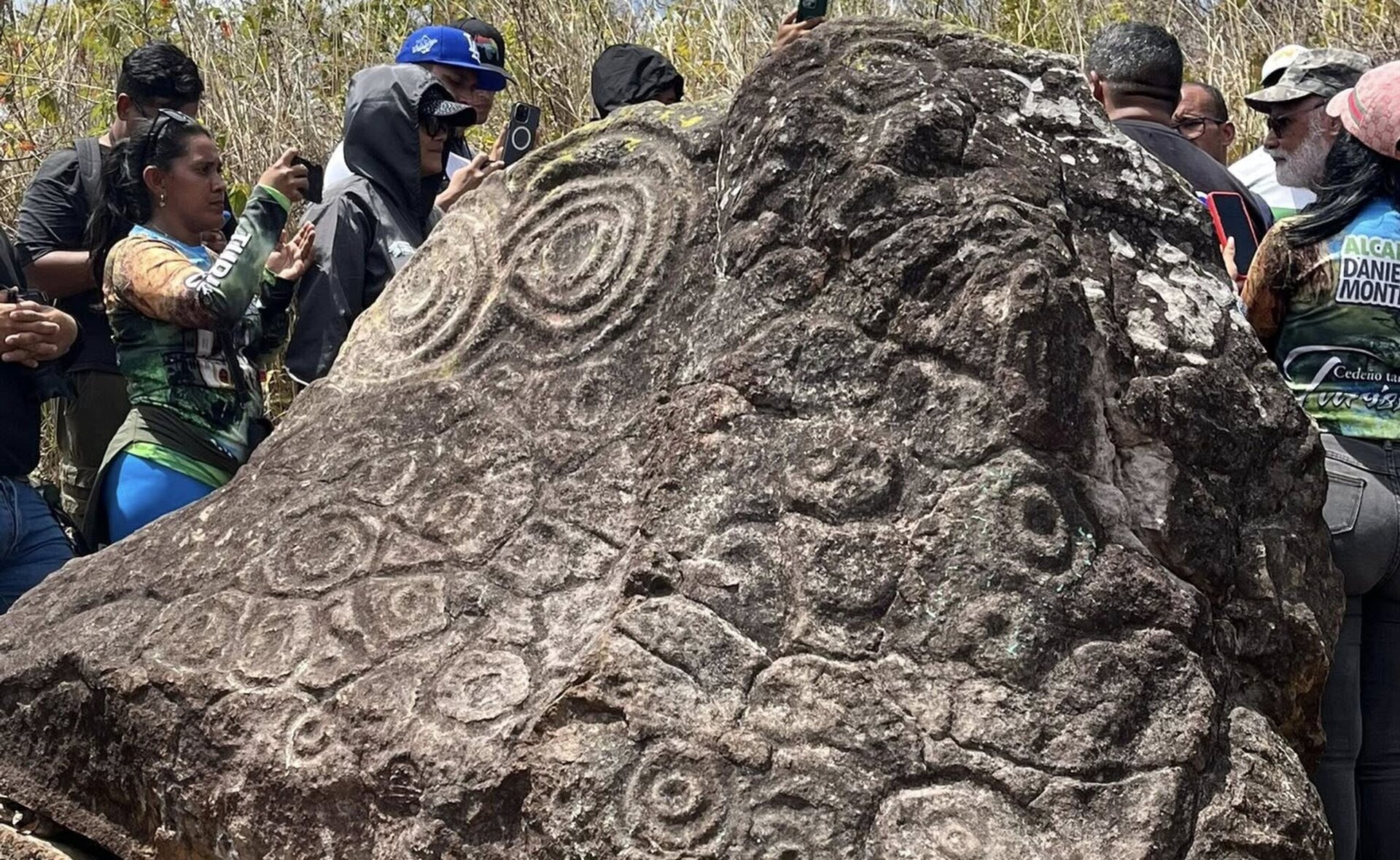 Petroglife vechi de mii de ani, descoperite în Venezuela: o nouă perspectivă asupra artei rupestre O descoperire arheologică recentă în Venezuela ar putea schimba felul în care înțelegem istoria simbolismului și a artei rupestre timpurii