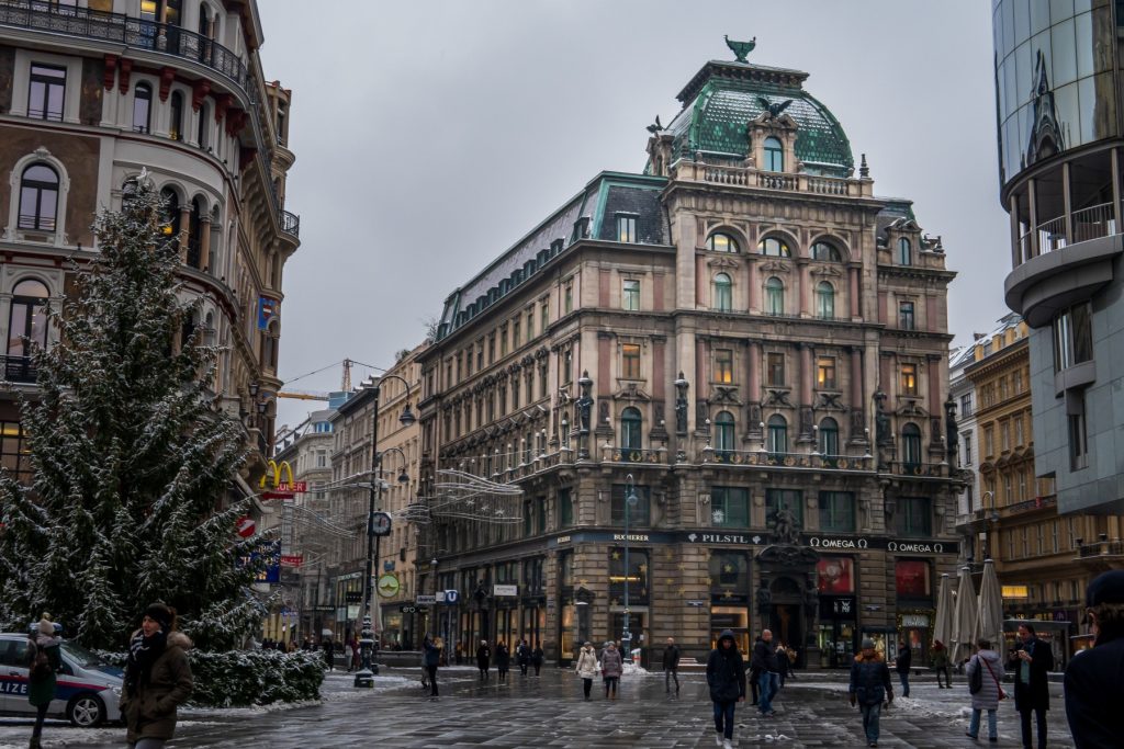 Accident mortal la Viena: Patru persoane au decedat după prăbușirea unei schele O tragedie s-a petrecut marți într-un cartier istoric din Viena, unde patru persoane și-au pierdut viața în urma prăbușirii unei schele