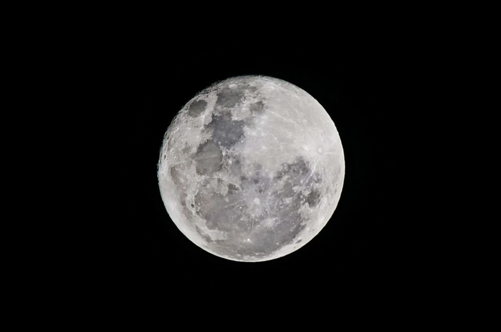 NASA renunță la stația spațială lunară, investește în construirea unei baze pe Lună Administrația Națională Aeronautică și Spațială (NASA) a decis să suspende planurile privind stația spațială Lunar Gateway, concentrându-se în schimb pe construirea unei baze permanente pe suprafața Lunii