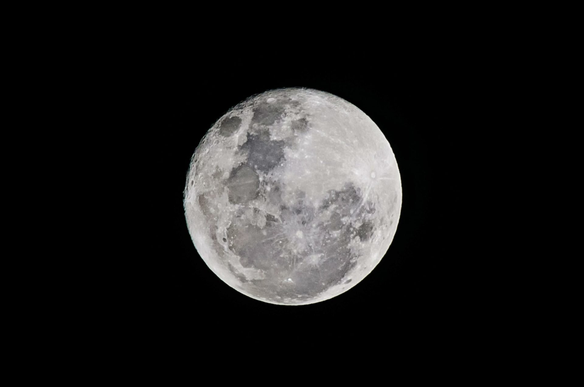 NASA renunță la stația spațială lunară, investește în construirea unei baze pe Lună Administrația Națională Aeronautică și Spațială (NASA) a decis să suspende planurile privind stația spațială Lunar Gateway, concentrându-se în schimb pe construirea unei baze permanente pe suprafața Lunii