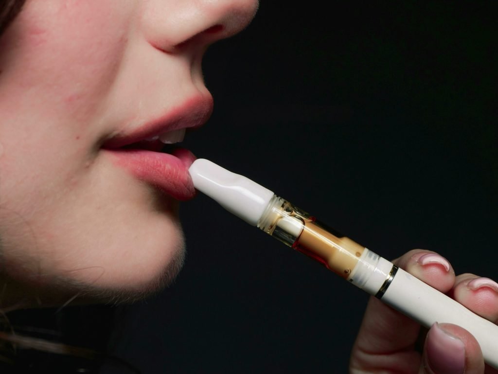 AIV, despre țigările electronice: „Este necesar ca fumătorii să fie informați” Asociația Industriei de Vaping (AIV) reacționează la recentele declarații ale unor membri ai Institutului Național de Sănătate Publică (INSP) cu privire la țigările electronice și dispozitivele cu tutun încălzit