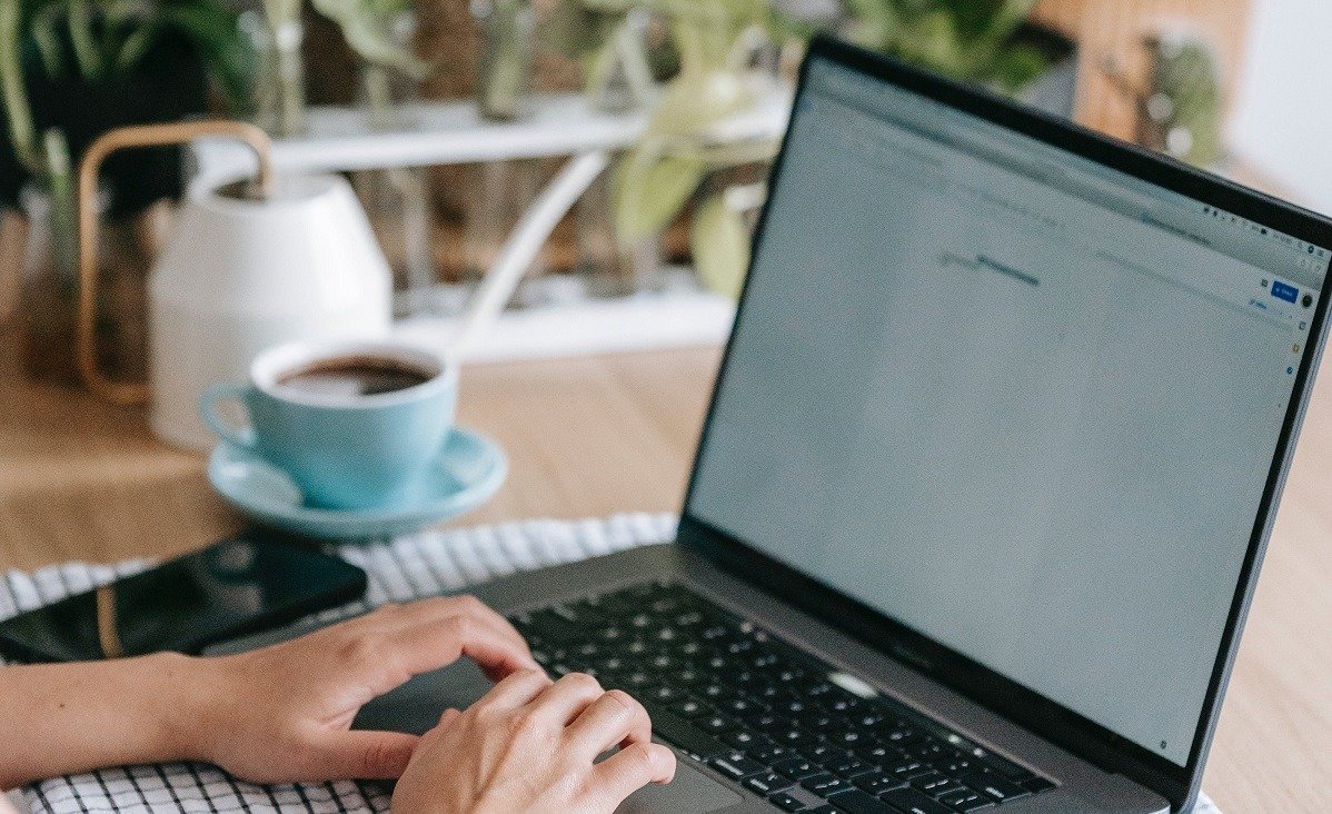 Educația digitală, o vulnerabilitate majoră pentru cetățenii români, susține ANCOM Educația digitală a cetățenilor reprezintă cea mai mare vulnerabilitate reală a momentului, conform declarațiilor lui Cristin Nicolae Popa, director executiv al Direcției Executive Monitorizare și Control din cadrul Autorității Naționale pentru Administrare și Reglementare în Comunicații (ANCOM)