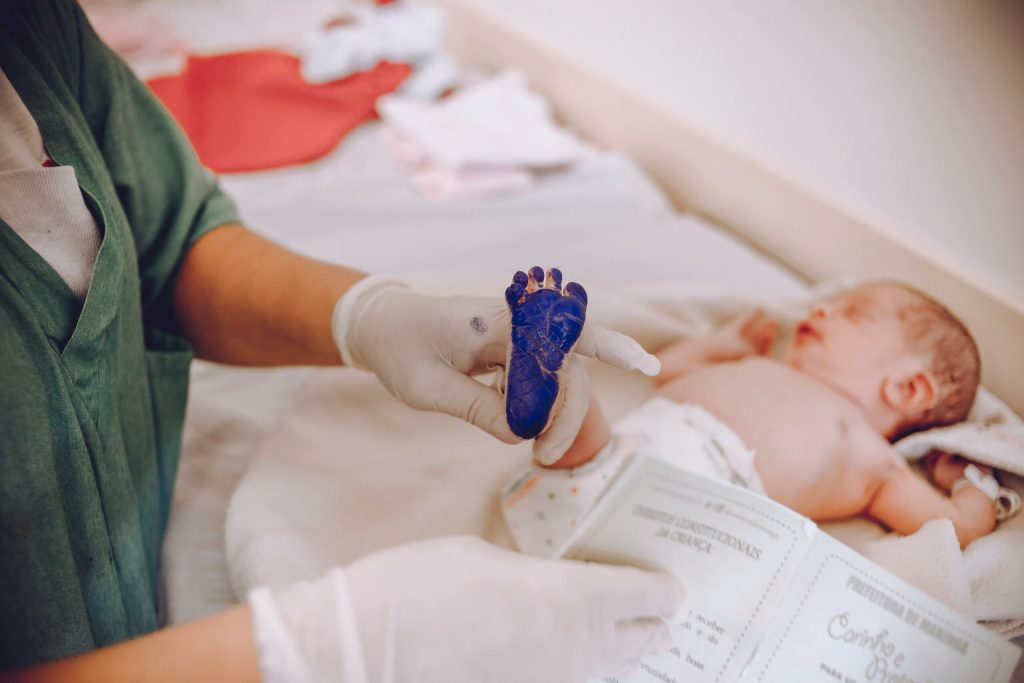 Zahărul, soluția simplă pentru calmarea bebelușilor supuși procedurilor medicale dureroase O analiză recentă realizată de cercetători a demonstrat eficacitatea soluției de zahăr în reducerea durerii resimțite de nou-născuți și sugari în timpul procedurilor medicale, precum recoltarea de sânge