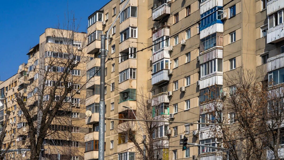 Piața imobiliară din București: prețuri în creștere, dar cu zone contrastante Piața rezidențială din București prezintă o evoluție mixtă, cu prețurile apartamentelor în creștere, în timp ce casele înregistrează o ușoară scădere